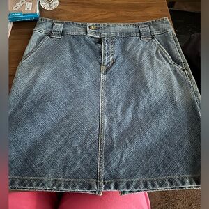 Gap. Women’s size 12. Medium light wash. Straight skirt.